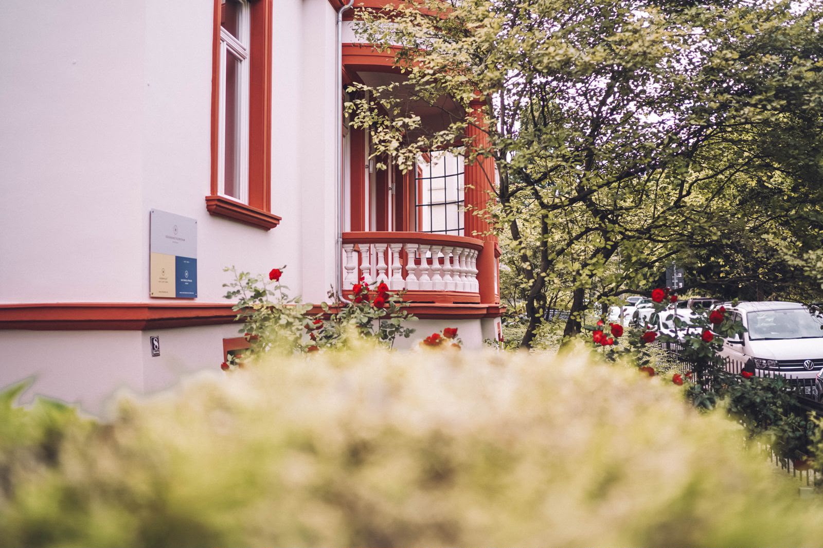 Villa Nerotal Wiesbaden – Beratungsbüro Sven Nothnagel mit Praxisschild