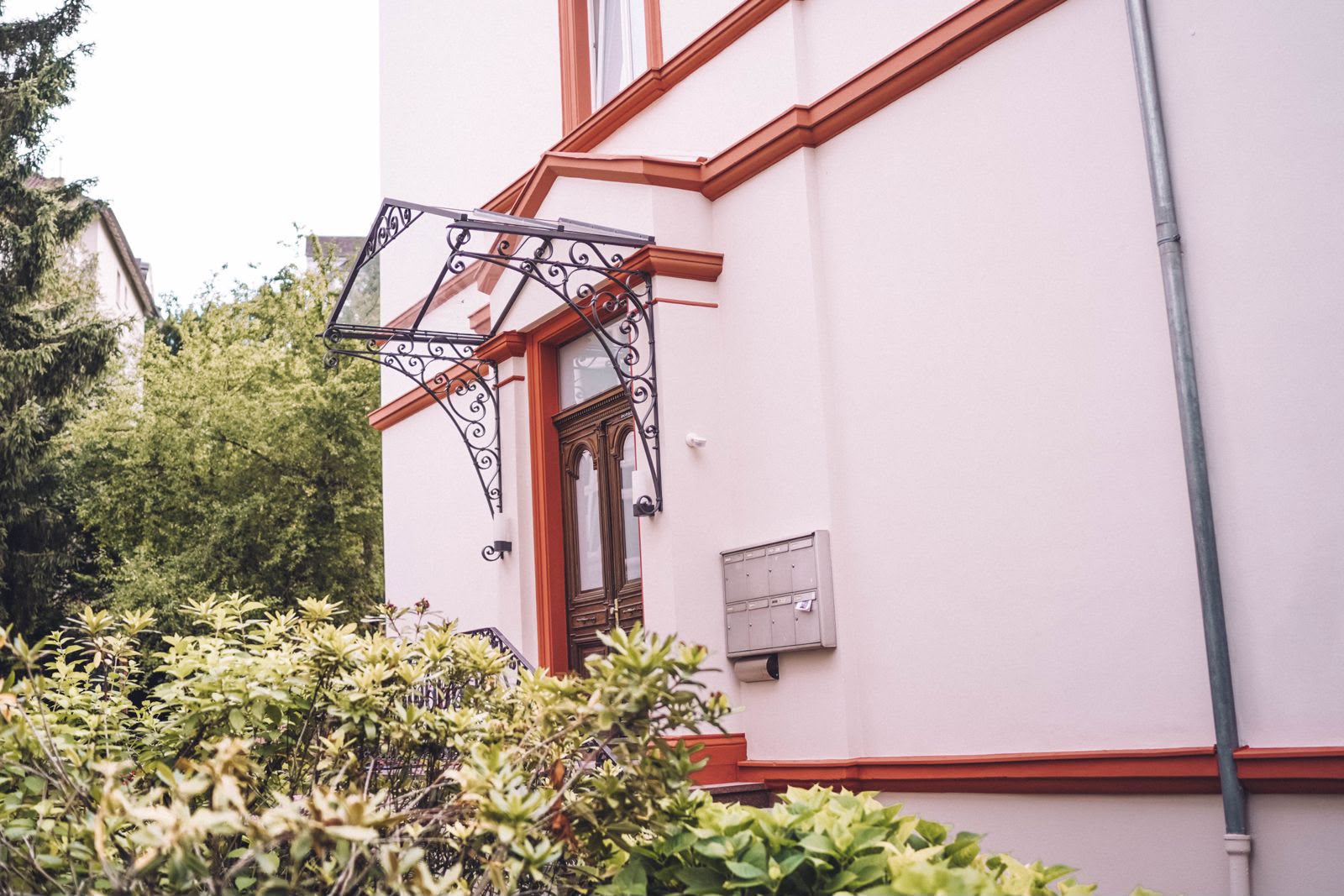 Eingang zum Büro von Sven Nothnagel in der Villa Nerotal, Wiesbaden